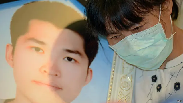 洪仲丘母亲胡素真捧着儿子的遗照会见媒体记者（17/7/2013）