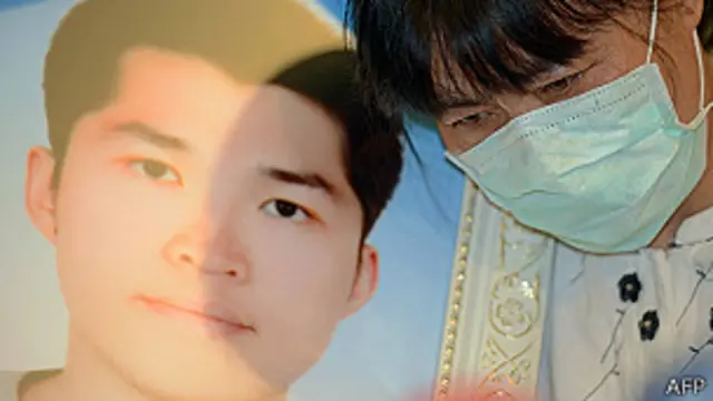 洪仲丘母亲胡素真捧着儿子的遗照会见媒体记者（17/7/2013）