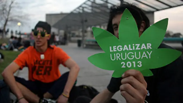 یوروگوائے کے صدر خوسے مُوخیکا کا کہنا ہے کہ اس اقدام سے منشیات فروش کمزور ہوں گے 