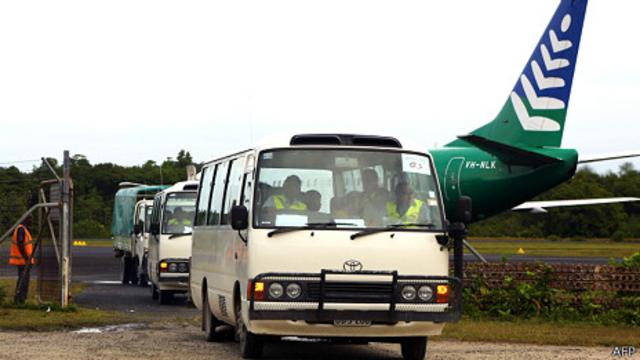 اتوبوس حامل پناهجویان هنگام ورود به جزیره مانوس