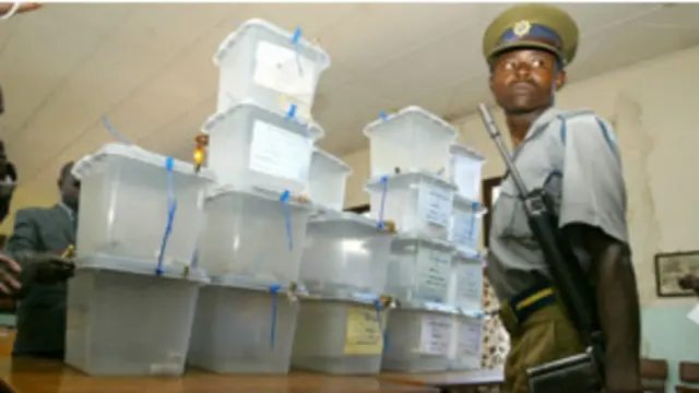 ووٹوں کی گنتی جاری ہے لیکن نتائج پانچ روز بعد ہی آئیں گے