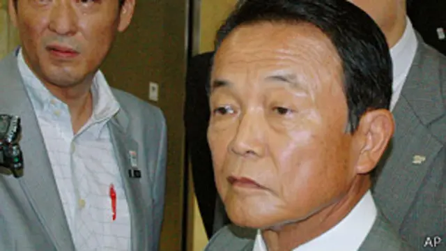 麻生太郎在财务省被媒体记者包围（1/8/2013）