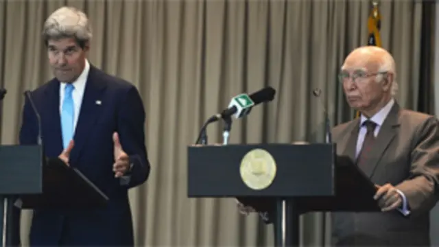 امریکی وزیرِ خارجہ جان کیری اور سرتاج عزیز نے اسلام آباد میں صحافیوں سے بات چیت کی