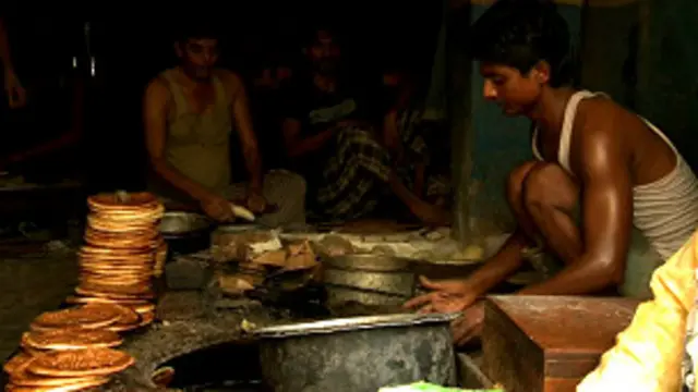 ममनून हुसैन के पुश्तैनी घर के एक हिस्से में एक बेकरी चलती है