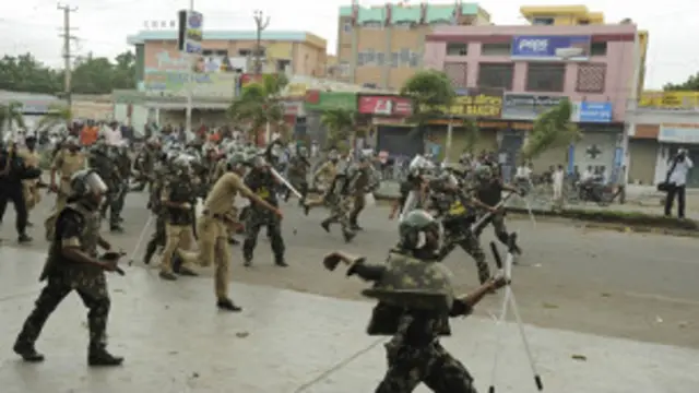 अलग तेलंगाना राज्य बनाने के खिलाफ आंध्र प्रदेश में राजनीतिक उथल-पुथल जारी है.
