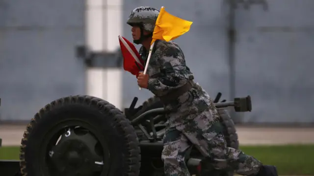 解放军罕见地向媒体示范演练。