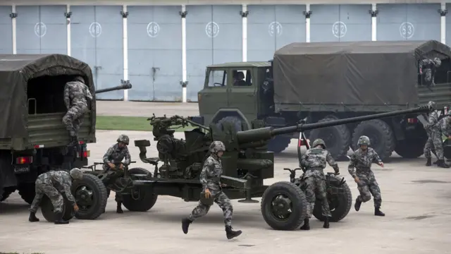 在西安，解放军在建军节前招待媒体参观演练。