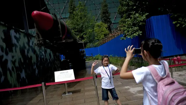 女孩子在博物馆外的东风二型导弹前留影。