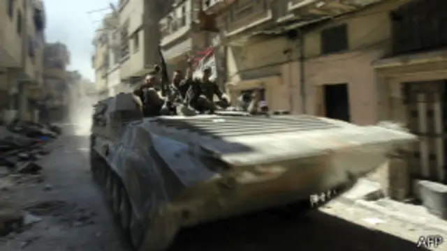 استعادت قوات الأسد السيطرة على منطقة هامة بمدينة حمص الاثنين.