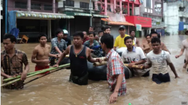 မြဝတီ မြို့မှာ လူနေအိမ် တချို့ ရေမြုပ်နေတဲ့ အတွက် ရေဘေးသင့် အန္တရာယ် ရှိသူတွေကို... 