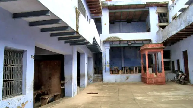 ممنون صاحب کے دادا استاد ظفر اور والد صاحب دونوں نے اسی سکول میں تعلیم حاصل کی تھی اور پرانے لوگ بتاتے ہیں کہ خود مسٹر ممنون نے کچھ عرصے تک یہیں تعلیم حاصل کی