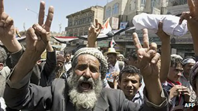 علی عبدالله صالح در پی تظاهرات مردمی در نوامبر ۲۰۱۱ موافقت کرد از قدرت کناره گیری کند