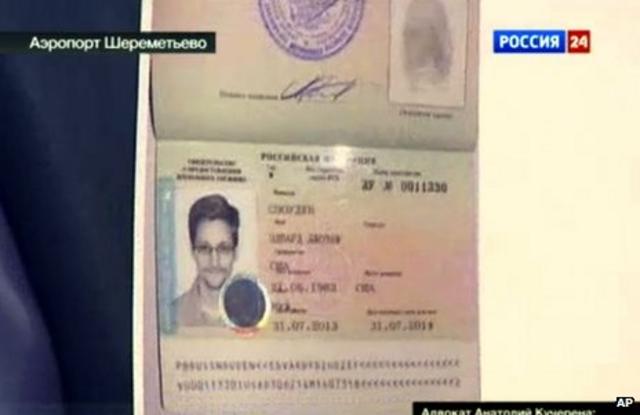 Una copia del documento que se le otorgó a Edward Snowden, exhibida por Anatoly Kucherena