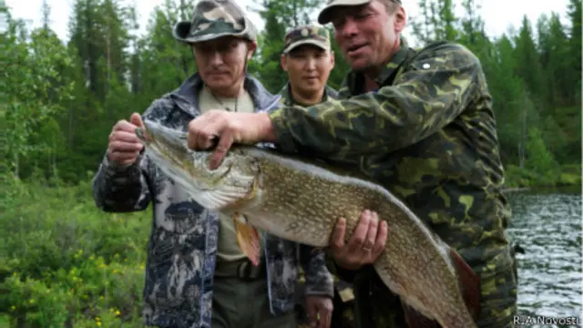Владимир Путин с пойманной щукой в Туве 26 июля 2013 года