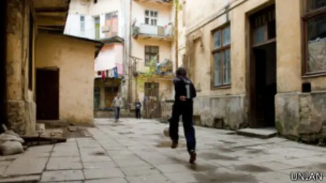 Хлопці грають у футбол