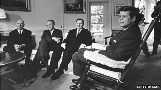 Офісні меблі, особливо стільці, підкреслюють статус їхнього власника.