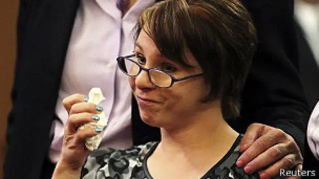 بتیس سالہ مشیل نائٹ عدالت میں بیان دیتے ہوئے آبدیدہ ہو گئیں