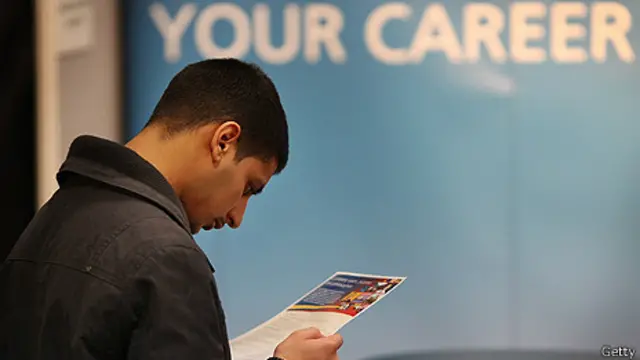 En una feria de reclutamiento de graduados