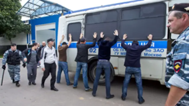 احتجزت الشرطة نحو 1400 من المهاجرين في الايام الاخيرة