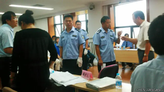 西崗區法院內法警在庭內與律師們交涉（陳建剛律師提供圖片2/8/2013）