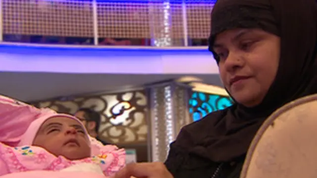 अपनी नई मां तंजीम की गोद में फातिमा 
