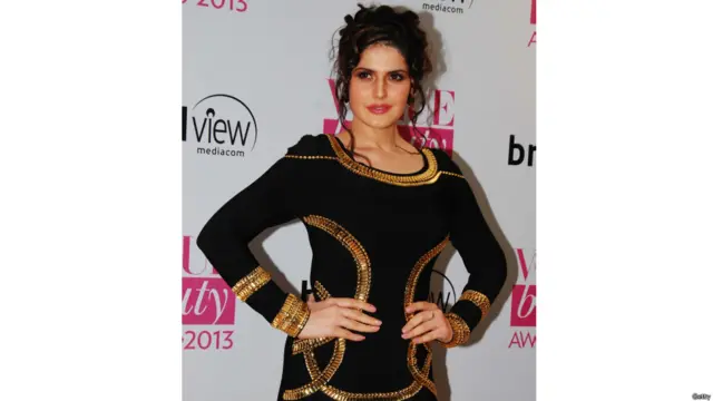 इसी समारोह में फोटो शूट के लिए पोज देती अभिनेत्री ज़रीन ख़ान.