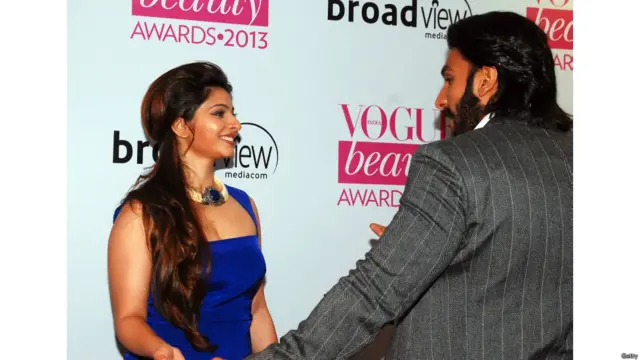 वोग ब्यूटी अवॉर्ड समारोह में अभिनेत्री तनीषा मुखर्जी अभिनेता रणबीर सिंह के साथ नज़र आईं. 