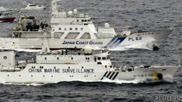 中國海監66號巡邏艦在釣魚島海域與日本海上保安廳船艦對峙（23/4/2013）