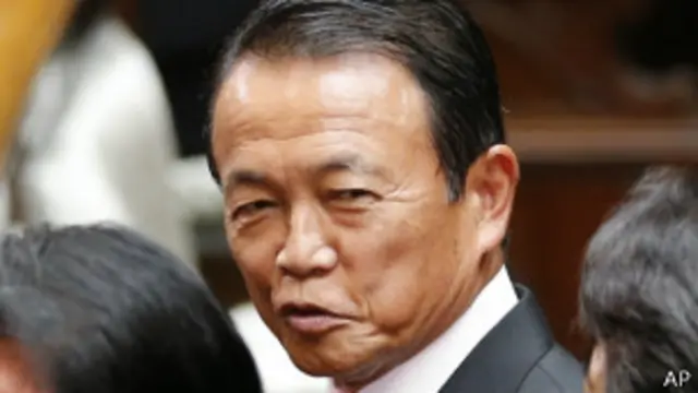 麻生太郎出席众议院特别会议（2/8/2013）