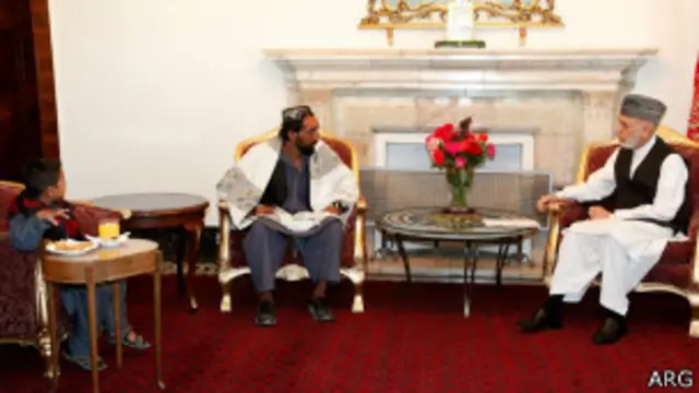 روزی خان یک شهروند قندهار که ۱۲ عضو خانواده خود را از دست داده، در دیدار با کرزی یخن خود را پاره کرد