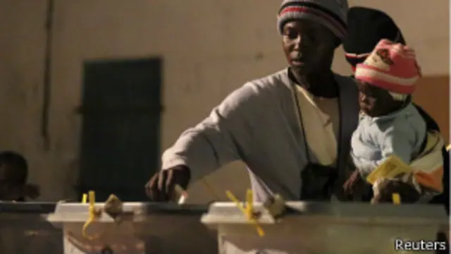 لجنة الانتخابات أعلنت الأربعاء أن أمام خمسة أيام لتعلن الفائز.