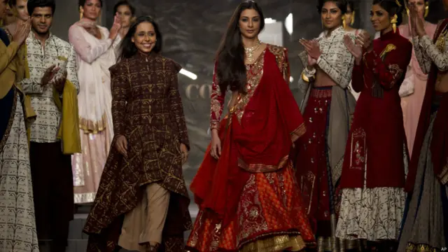 डिज़ाइनर अंजू मोदी के लिबास में रैंप वॉक करती अभिनेत्री तब्बू