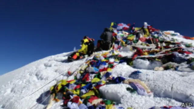 ایورسٹ کے بلند ترین مقام پر چند کوہ پیما