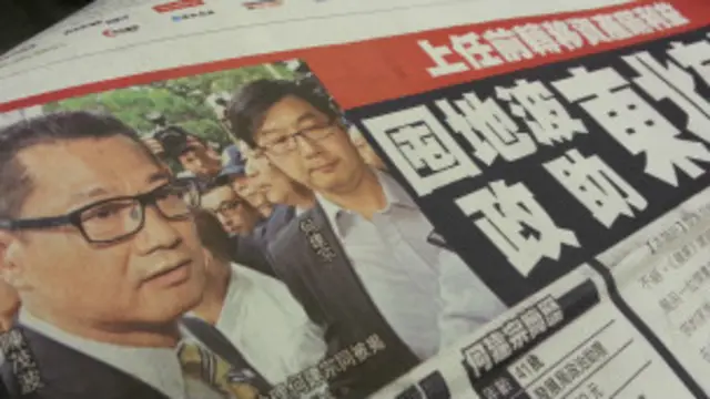 香港发展局长政治助理何建宗(右)