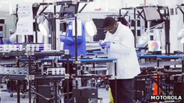 اس فون کا ہارڈ وئیر امریکہ میں تیار کیا جائے جس کے بعد موٹرولا بھی ان کئی کمپنیوں میں شامل ہو جائے جو ’امریکہ میں تیار کردہ’ مصنوعات کے لیبل کے پیچھے ہیں