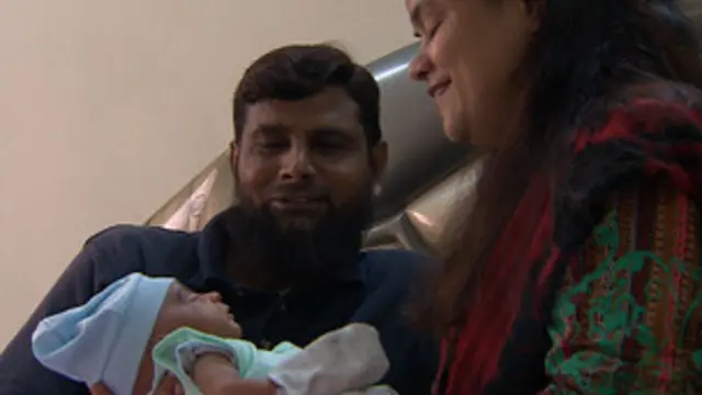 فاطمة مع أبويها البديلين