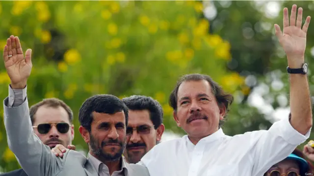 احمدی نژاد در کنار دانیال اورتگا، کهنه چریک و رییس جمهور نیکاراگوئه. ایران در بخش انرژی نیکاراگوئه سرمایه گذاری کرده است. آقای احمدی نژاد گفته است دو کشور دست در دست و قدم به قدم در کنار هم پیش خواهند رفت. 