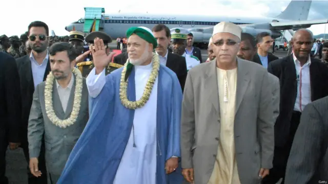 محمود احمدی نژاد در کنار احمد عبدلله سمبی، رییس جمهور کومور. روابط ایران و کومور، مجمع الجزایری در اقیانوس هند در دوره ریاست جمهوری آقای احمدی نژاد به اوج خود رسید. احمد عبدالله سمبی پیش از رییس جمهور شدن، مدتی در ایران طلبگی کرده بود.