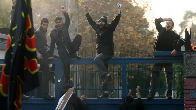 حمله 'خودجوش' نیروهای بسیجی به سفارت بریتانیا در تهران به تعطیلی سفارتخانه های دو کشور و اخراج دیپلماتهای ایرانی از لندن انجامید.