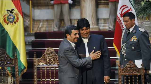 محمود احمدی نژاد در کنار ایوو مورالس، رییس جمهور بولیوی. ایران در صنعت سیمان بولیوی سرمایه گذاری کرده است و بولیوی از حامیان جدی برنامه تحقیقات هسته ای ایران است.