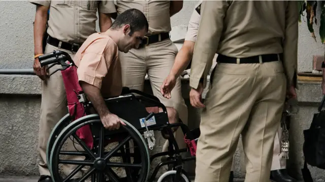 سعید مرادی که دو پای خود را در حادثه انفجار در تایلند از دست داد، در بانکوک، پایتخت تایلند به دادگاه انتقال داده می شود. او متهم به تهیه بمب برای حمله به اهداف اسرائیلی در تایلند بوده است. او و همدستانش نیز به عضویت در سپاه پاسداران ایران متهم هستند.