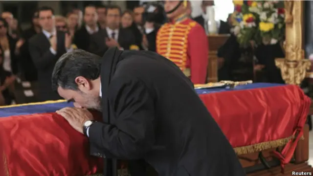 احمدی نژاد بر تابوت هوگو چاوز رییس جمهور فقید ونزوئلا بوسه می زند. روابط ایران و ونزوئلا در دوره آقای احمدی نژاد به اوج خود رسید. ایران چندین طرح اقتصادی در ونزوئلا راه اندازی کرده، از جمله تاسیس کارخانه خودروسازی. ونزوئلا هم در صنعت بانکداری ایران سرمایه گذاری کرده و میان ایران و آمریکای لاتین پروازهای منظم برقرار کرده است. 