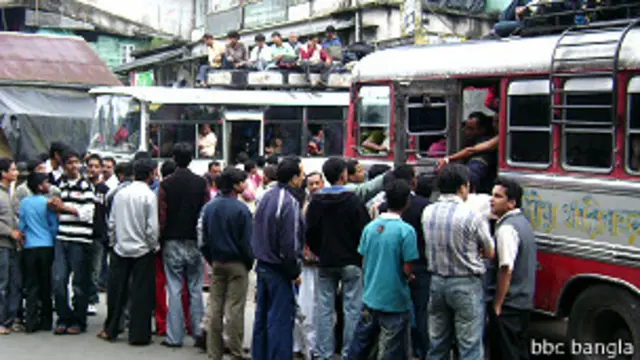 दार्जीलिंग में अलग राज्य की मांग के कारण लोगों को दिक्कतों का सामना करना पड़ रहा है.