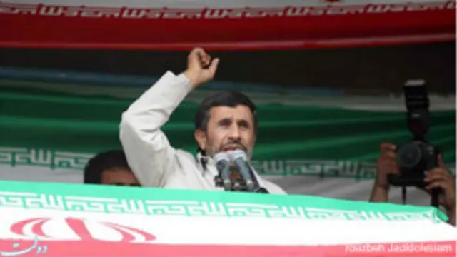 يقول منتقدون أن سياسة أحمدي نجاد المتشددة أدت إلى عزلة إيران