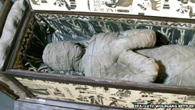 من غير الواضح إذا كان الجسم الملفوف رفات حقيقية