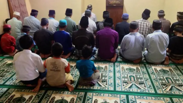 Sebagian jemaah Ahmadiyah menggelar sholat berjamaah di lokasi pengungsi di pinggiran kota Mataram, NTB.