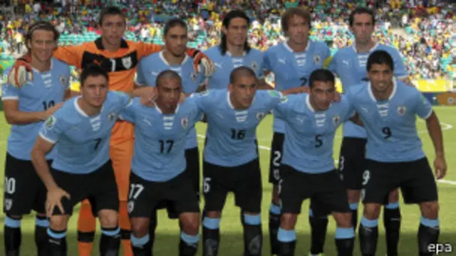 Diego Lugano (berdiri nomor dua, dari kanan) saat memperkuat timnas Uruguay di Piala Konfederasi 2013 lalu.