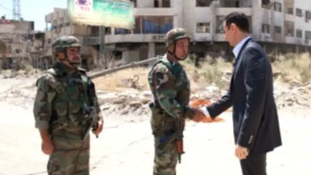 بشار الاسد درایا میں فوجیوں سے مل رہے ہیں