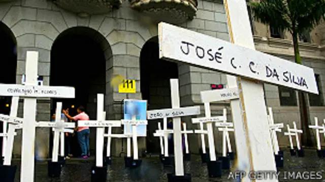 Cruces en recuerdo de los presos muertos en Carandirú frente a la escuela de Derecho de la Universidad de Sao Paulo en abril, 2013