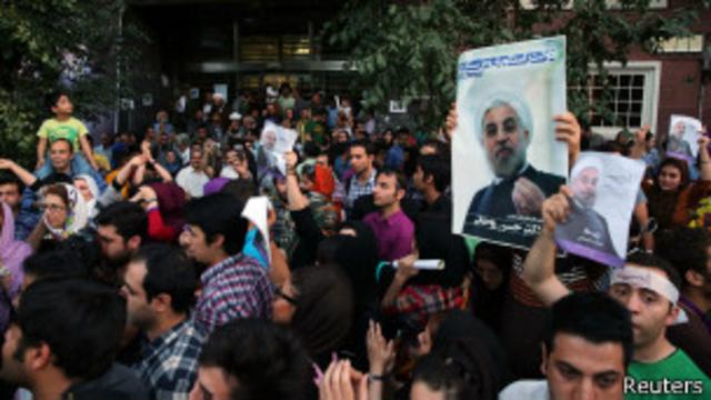 Supporters of moderate cleric Rohani celebrate his victory in Iran